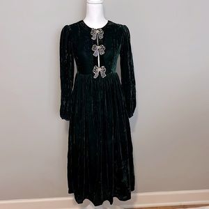 UUNiQ Emerald Velvet Midi Dress